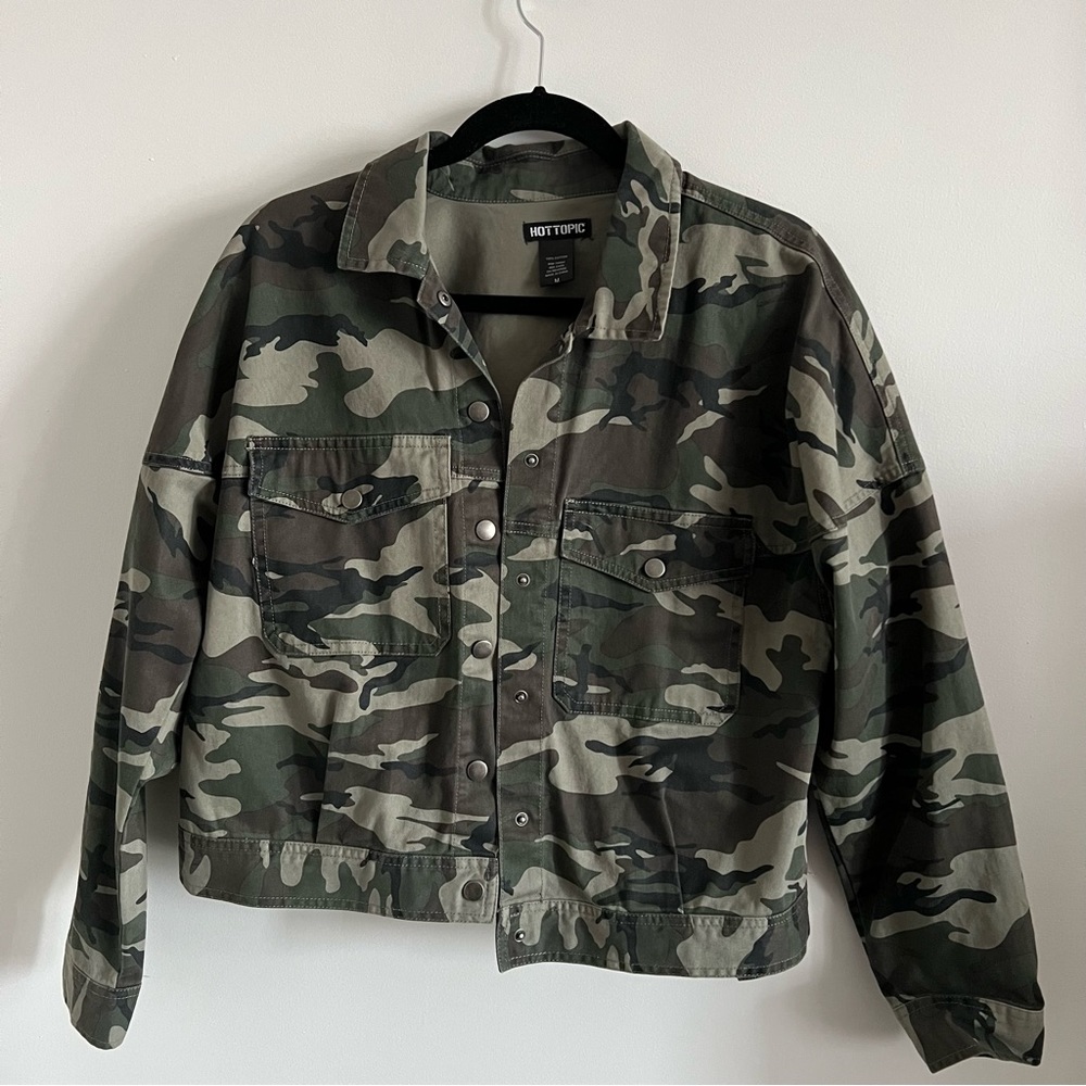 Hot Topic Camouflage Jacket Size M